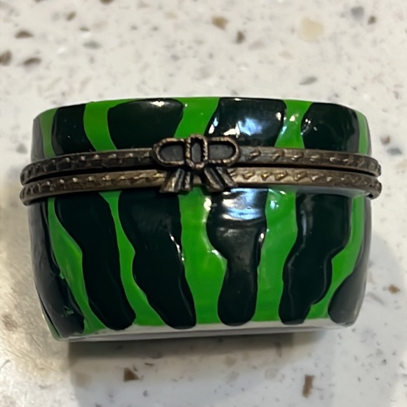 Watermelon hinged trinket box with picnic basket inside - Picture 12 of 12